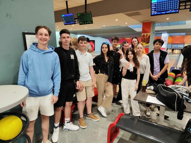 Schülerinnen und Schüler der 6. Klassen beim Bowling.  | Foto: Mag. Diess