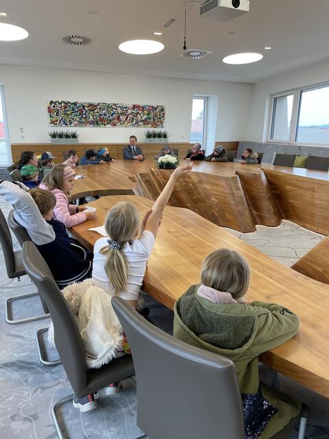 Die Kinder besuchen das Gemeindeamt. Mit dabei ist Bürgermeister Robert Bimminger. | Foto: Marktgemeinde Eugendorf