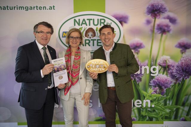 Stadtrat Franz Piribauer, Landeshauptfrau Johanna Mikl-Leitner und Grünraum-Leiter Florian Fux bei der Verleihung. | Foto: Natur im Garten/POV Raggam