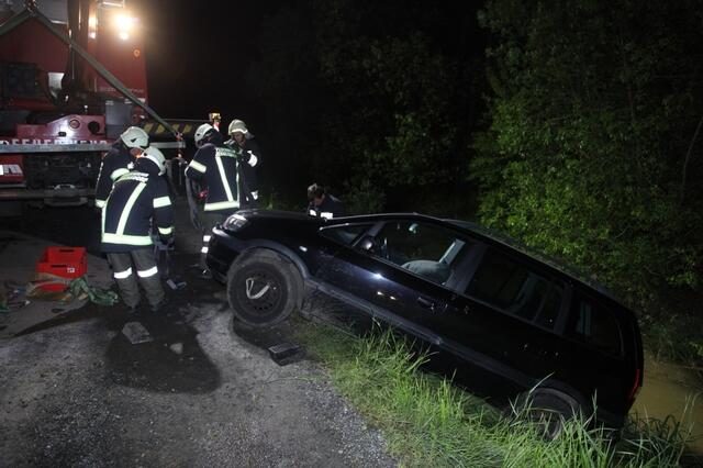 Zentimeter vor dem hochwasserführenden Grieselbach konnte der Lenker seinen Wagen stoppen. | Foto: FF Jennersdorf