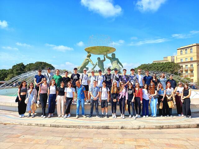 Die Klassen 6a und 6b mit Tour Guide Darryl in Valletta. | Foto: Mag. Schuster