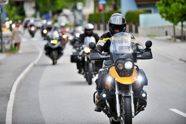 Nach der Motorradweihe beim Pavillon in Götzens ging es traditionell auf eine gemeinsame Rundfahrt. | Foto: Hassl