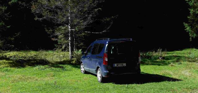 Autos auf Grünflächen - ein ständiges Problem. | Foto: Tiroler Bergwacht - Einsatzstelle Stubai