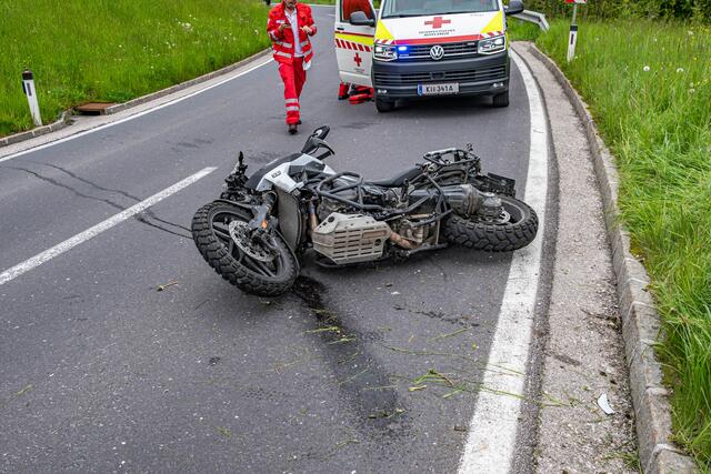 Das Motorrad wurde beim Unfall massiv beschädigt. | Foto: TEAM FOTOKERSCHI.AT / RAUSCHER