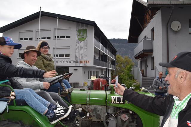 Obmann Raimund Grill hieß alle TeilnehmerInnen herzlich willkommen und verteilte kleine Geschenke.