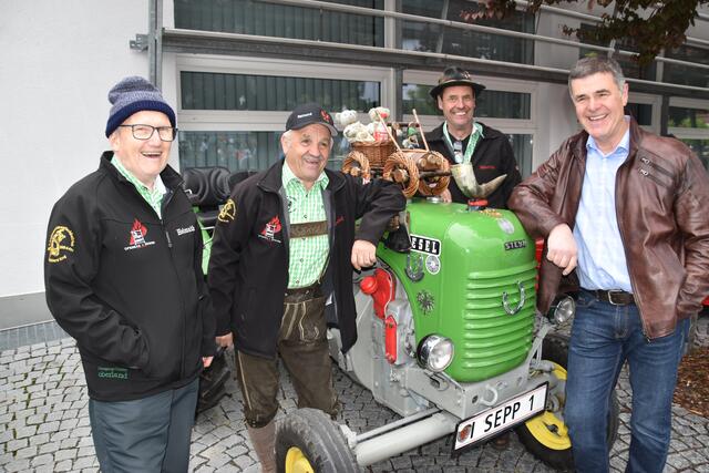 Vereinsmitglieder rund um Obmann Raimund Grill (2.v.l.) und Rietzer Bgm. Gerhard Krug freuten sich über das gelungene Fest.