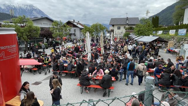 Volksfeststimmung am Rietzer Gemeindeplatz anlässlich der Traktorsegnung.