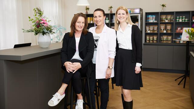 v.l.n.r. Doris Moser, Ilse Thalinger und Kerstin Huber, MSc (Standortleitung &amp; Ernährungswissenschafterin) sind begeistert: „Wir lieben unsere neue Wohlfühloase mit frischen Farben und bequemen Interieur. Das erhöht die Beratungsqualität vom Erstgespräch an.“