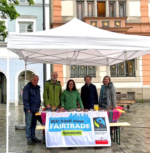 Informationen und Produkte von Fairtrade gibt es beim Wochenmarkt, wie hier am 10. Mai. | Foto: Stadt Braunau