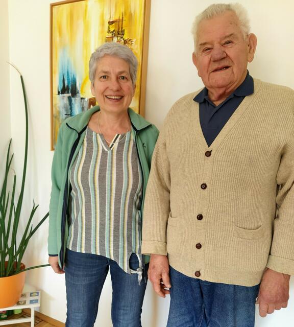 Die Caritas-Schulen starten im September. Anmeldungen sind ab sofort möglich. Am Bild: Marianne Wöss mit Hermann Hinterhölzl.
 | Foto: Caritas
