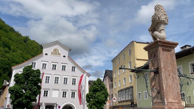 Der Kornsteinplatz in Hallein. Das heutige Modehaus war früher ein Brauhaus, der Gasthof Schwarzbräu. | Foto: Thomas Fuchs