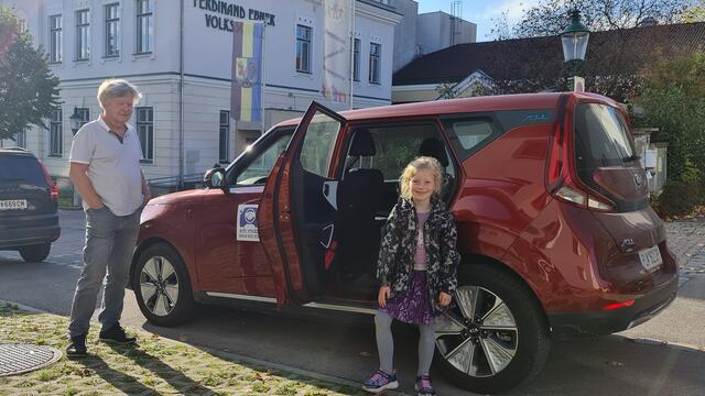 Der Verein eh mobil bringt Jung und Alt von A nach B: Fahrer Martin Hackl mit seinem jungen Fahrgast. | Foto: Karin Eitel