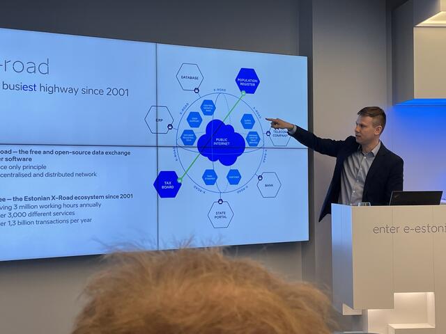 Briefing im e-estonia Center durch Allan Dobrõš.