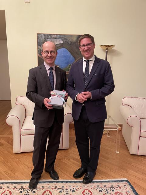 Der österreichische Botschafter Peter Mikl (l.) bekam von Bürgermeister Andreas Rabl ein Gastgeschenk.