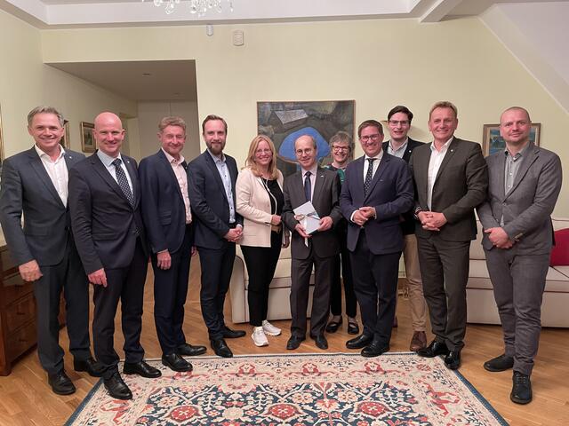 Die Delegation aus Wels zusammen mit dem Botschafterpaar Mikl.