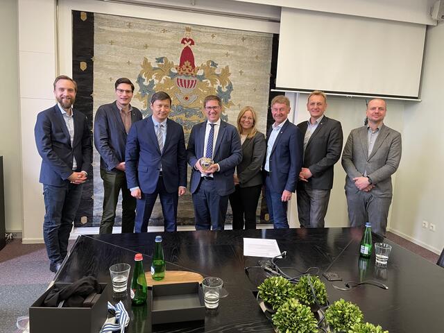 Die Delegation aus Wels zusammen mit Tallinns Bürgermeister Mihhail Kõlvart.