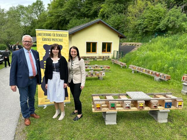 Die Kärntner Imkerschule öffnete ihre Pforten. Unter den Besuchern waren Landtagspräsident Reinhart Rohr, Elisabeth Thurner, Obfrau des Landesverbandes für Bienenzucht, und Landtagsabgeordnete KR Stefanie Ofner. | Foto:  Landesverband für Bienenzucht/Linecker