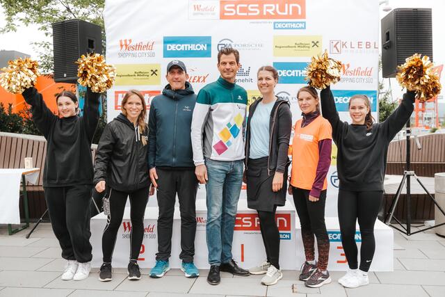 Vlnr: Nicola Studeny (HSG Events), Oliver Dietrich (Geschäftsleitung Porsche Wien), Hannes Koza (Bürgermeister Vösendorf), Cathryn Binder-Taisser (Marketingleitung Decathlon Austria) und Melanie Fraiss (stv. Center Managerin SCS) | Foto: Philipp Lipiarski