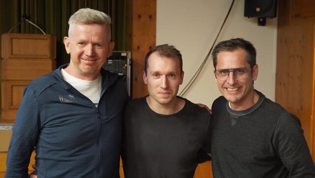 Georg Kreer (rechts) übernimmt die Rolle als Veranstalter des Schwarzach Trail von Fredl Zitzenbacher (links). Im Bild sind die beiden mit Moritz Hilpert bei der Filmpremiere zu "Schwarzach Trail. Der Film." zu sehen. | Foto: Felix Hallinger