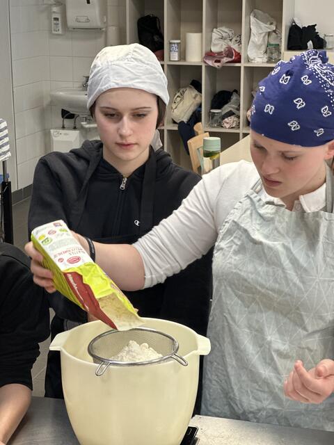 Die 4. Klassen durften sich am Brotback-Kurs versuchen. | Foto: Sport MS Tulln