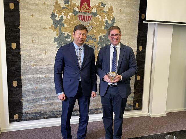 Gastgeschenk für Tallinns Bürgermeister Mihhail Kõlvart aus den Händen von Amtskollegen Andreas Rabl.