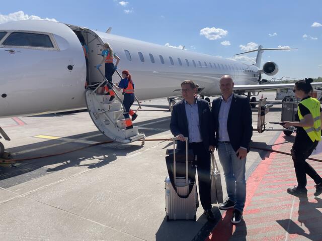 Bürgermeister Andreas Rabl (l.) und Magistratsdirektor Peter Franzmayr bei der Ankunft in Tallinn.
