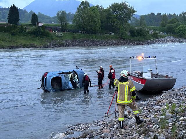 Am Dienstag am frühen Abend wurde in Kirchbichl eine männliche Leiche in einem Auto im Inn entdeckt. | Foto: ZOOM Tirol