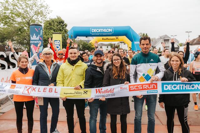  V.l.n.r.: Melanie Fraiss (stv. Center Managerin), Birgit Lorenz (Ronald Mc. Donald Kinderhilfe) &amp; Vertreter Raiffeisen Regionalbank Mödling, Dominik Gschiegl (HSG Events), Katharina Wachter (Marketing Managerin SCS), Hannes Koza (Bürgermeister Vösendorf), Nicola Studeny (HSG Events) | Foto: Philipp Lipiarski