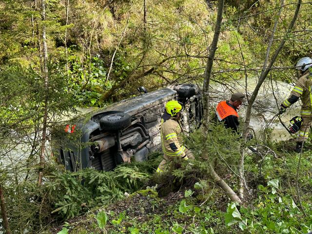 Die Frau stürzte mit ihrem Fahrzeug in den Mühlbach ab. Die Einsatzkräfte waren schnell vor Ort.  | Foto: ZOOM-Tirol