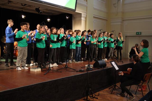 Chor der Musik-Mittelschule Korneuburg: 1b und 2b | Foto: Hofbauer