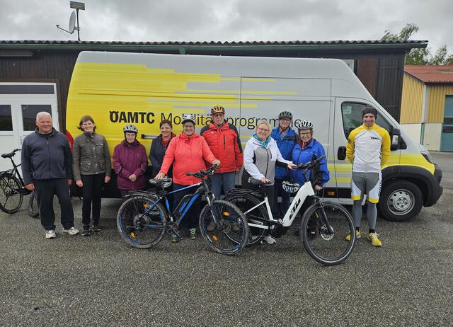 Die Teilnehmer des E-Bike-Kurses in Echsenbach mit ÖAMTC-Trainer Manfred Zöger. | Foto: Marktgemeinde Echsenbach