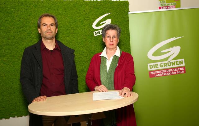 Wolfgang Spitzmüller, Landtagsabgeordneter der GRÜNEN und Regina Petrik, Klubobfrau der GRÜNEN, verdeutlichen, dass in den einzelnen Bereichen Landwirtschaft, Bauen, Mobilität, usw. konkrete Maßnahmen zur Umsetzung fehlen. | Foto: GRÜNE Burgenland