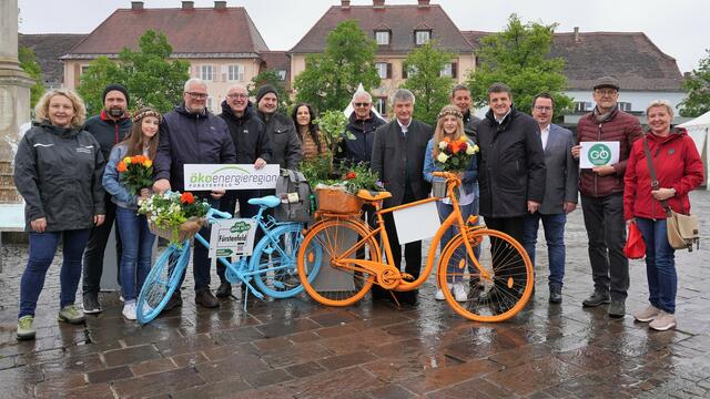 Das Stadtmarketing-Duo Barbar Wagner und Markus Jahn, Vizebürgermeister Roland Gogg, KEM-Manager GR Joachim Friessnig, Umweltausschussobmann GR Jochen Freißmuth, GR Ulrike Pichler, GR Walter Eder-Halbedl, Stadtpfarrer Alois Schlemmer, Vizebürgermeister Harald Peindl, Bürgermeister Franz Jost, Finanzstadtrat Christian Sommerbauer, Franz Nieß vom städtischen Bauamt, GR Barbara Kienböck mit den Blumenmädchen. | Foto: WW
