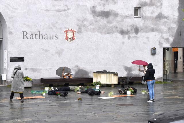 FFF Kufstein starteten ein "Die-In" vor dem Kufsteiner Rathaus. Anlass ist die parallel stattfindende Landesnaturschutzkonferenz im Burgenland. | Foto: Barbara Fluckinger