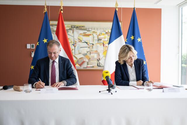 LH Stelzer und die Regionalpräsidentin der Ile-de-France, Valérie Pécresse, bei der Unterzeichnung einer Absichtserklärung zur Bekämpfung des Klimawandels und zum Erhalt der Artenvielfalt.  | Foto: Land OÖ/Peter Mayr