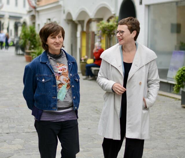 Von links: Gabriele-Heidecker-Frauenkunstpreisträgerin Marlene Hausegger mit Frauenstadträtin Eva Schobesberger. | Foto: Grüne Linz