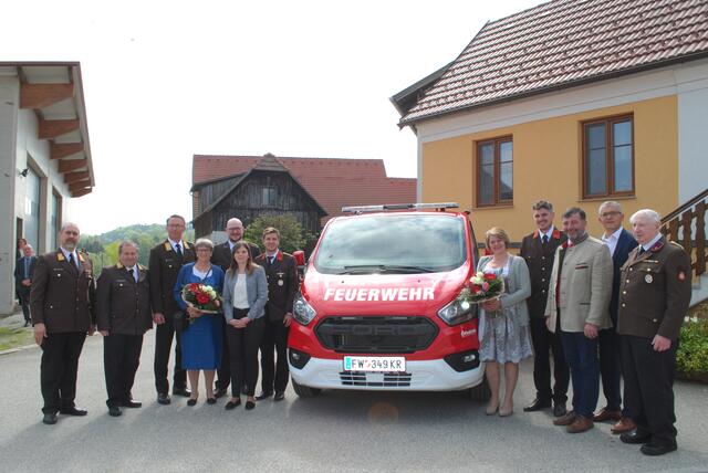 BR Ernst Feichtinger, BR Engelbert Mistelbauer, LBDSTV Martin Boyer, ehem. Fahrzeugpartin Erna Riedl, V Lukas Biegl, Mag. Stefanie König (BH Krems), BI Andreas Strohmaier, Fahrzeugpartin Christa Gutmann, OBI Christoph Preiß, LAbg. Josef Edlinger, Bgm. Andreas Pichler, FKUR Pater Norbert Buhl | Foto: FF Loiwein