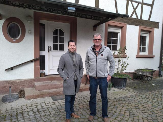 Im rheinland-pfälzischen Fachwerkidyll verwirklich Rudolf Weimann (r.) mit seinem deutschen Partner, dem Architekten Sebastian Metz ein EU-weites Leuchtturmprojekt zur Eisspeicherheizung. | Foto: Weimann