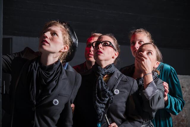 UFA-Star Curt Götz fackelt in seinem Stück "Ausbruch des Weltfriedens" nicht lange herum, sondern 'bestrahlt' die Menschheit zuletzt einfach mit gutem Willen. 
 | Foto: Bernhard Stolz 