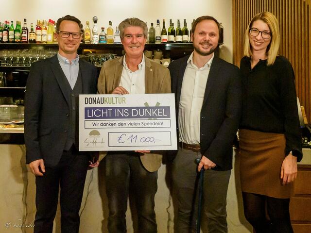 Die Donaukultur überreichte den Spendenscheck über € 11.000: Florian Müller (Restaurant Süddeck), Franz Müllner (Donaukultur KG), Mario Thaler (GF Licht ins Dunkel) und Alexandra Müllner (GF Donaukultur KG). | Foto: Donaukultur KG
