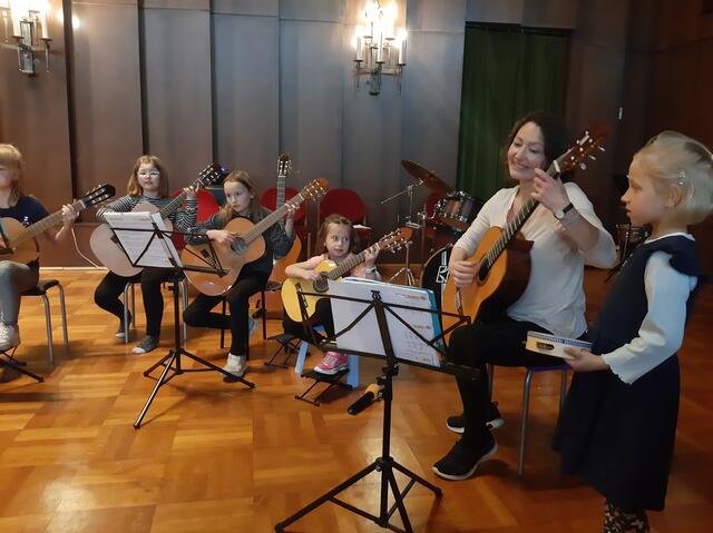 Ensemble auf der Gitarre: Zu hören gab es wunderbare Klänge auch von den jüngsten Teilnehmern. Zum Teil noch im Kindergartenalter. | Foto: Irene Lugger/Musikschule Nockberge