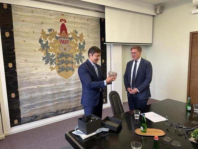 Gastgeschenk für Tallinns Bürgermeister Mihhail Kõlvart aus den Händen von Amtskollegen Andreas Rabl.