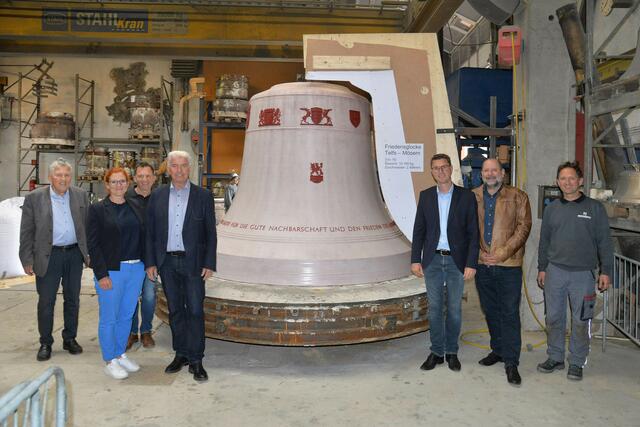 Christoph (l.), Johannes (3. v. l.) und Peter Grassmayr (r.) präsentierten den Telfer Besuchern die „falsche Glocke“, mit deren Hilfe die Gussform hergestellt wird. Die Abordnung aus der Marktgemeinde wurde von Bgm. Christian Härting (3. v. r.) und dem Obmann der „Freunde der Friedensglocke“ Josef Federspiel (4. v. l.) angeführt. Weiters im Bild die Leiterin der Kulturabteilung Christine Gamper und Referatsleiter Arnold Wackerle (2. v. r.). | Foto: MG Telfs/Dietrich