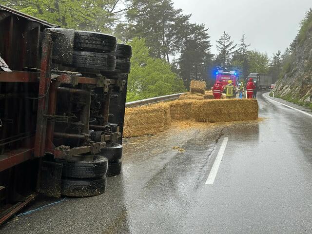 Der Lkw war auf der Bundesstraße im Gemeindegebiet von Wiesing umgestürzt.  | Foto: ZOOM-Tirol