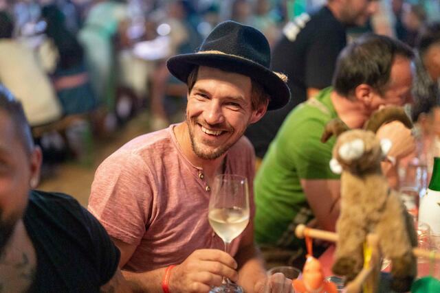 Bei einem Glaserl Wein oder Bier mit guten Freunden feiern: Das macht das Leobener Wiesenfest aus.  | Foto: Klaus Pressberger