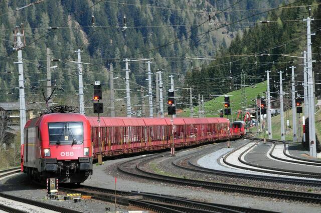 Seit Mittwoch rollen die Züge nach fünf Wochen Sperre wieder durch den Tauernbahntunnel. | Foto: ÖBB Limpl
