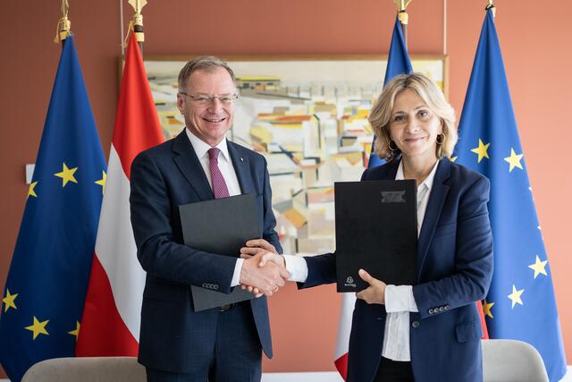 Landeshautmann Thomas Stelzer und Regionalpräsidentin Valérie Pécresse. | Foto: Land OÖ/Peter Mayr