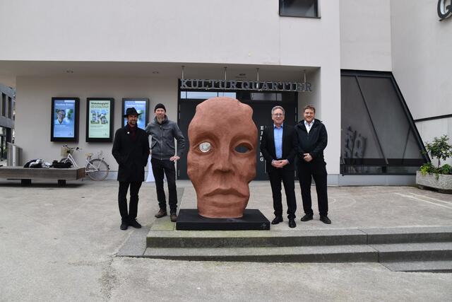 Kulturreferent Klaus Reitberger, der Künstler Andreas Rendl, Bürgermeister Martin Krumschnabel und Erster Vizebürgermeister Stefan Graf (v.l.) freuen sich über das neue Kunstwerk.  | Foto: Barbara Fluckinger