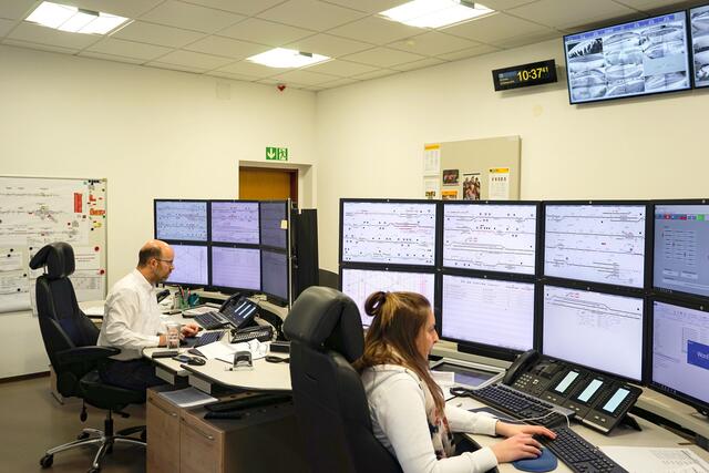Die Betriebsführungszentrale: Angepasste technische Lösungen unterstützen die Arbeit der Disponent*innen. | Foto: NB/Mayerhofer