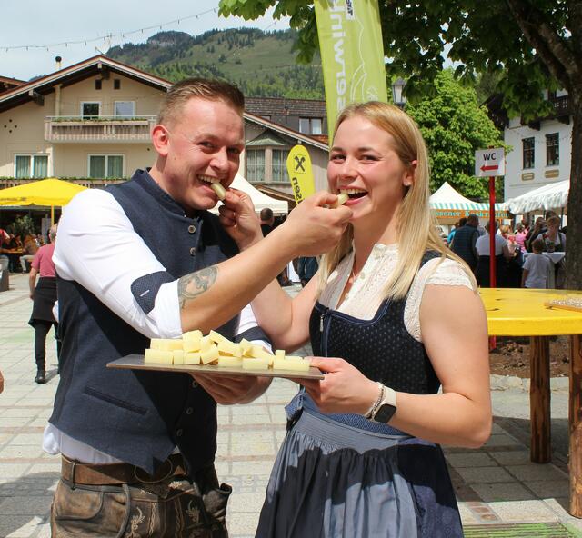 Daniel Hollaus mit Anna präsentierte seinen Bio-Schafkäse beim Kössener Kasfest.